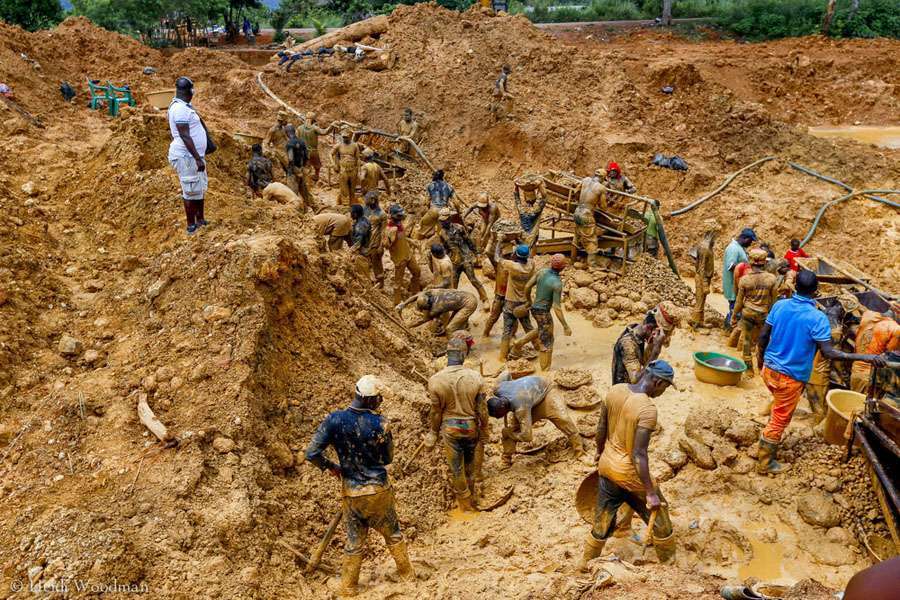 Galamsey shine kalmar sako-sako da ake amfani da ita wajen bayyana haramtacciyar haramtacciyar zinare a dazuzzukan Ghana.