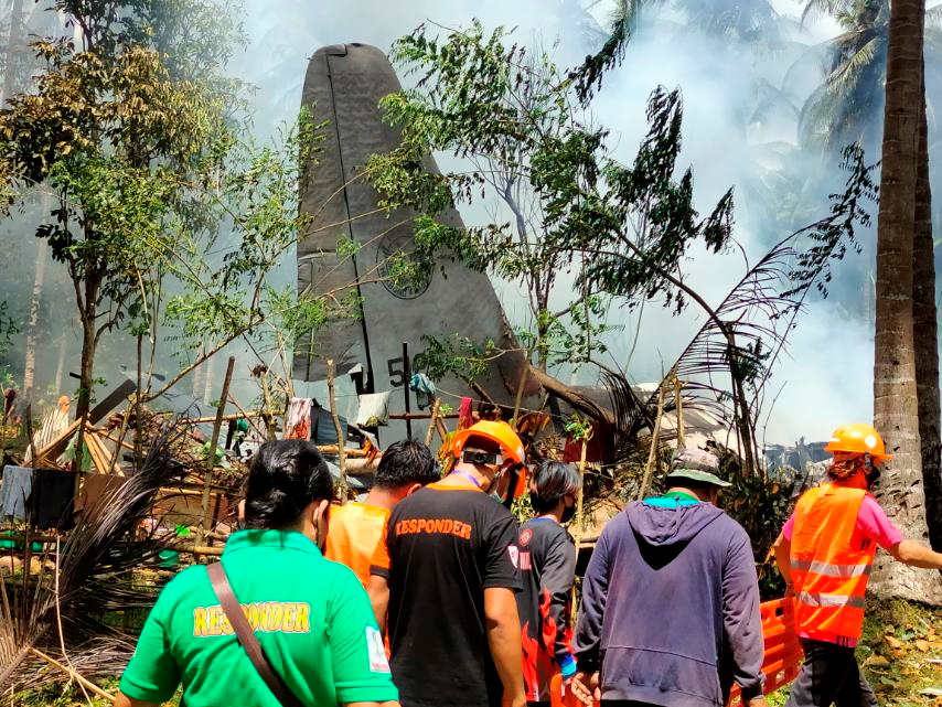 At least 17 killed in Philippines troop plane crash
