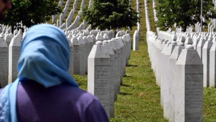 Dutch PM apologizes to troops involved in Srebrenica massacre