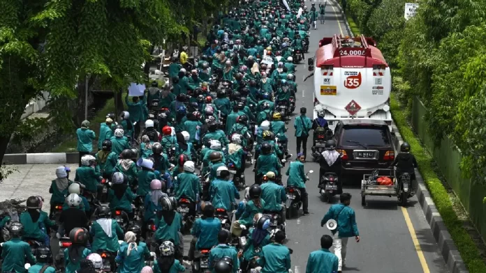 Indonesia: Workers, students protest fuel price hike