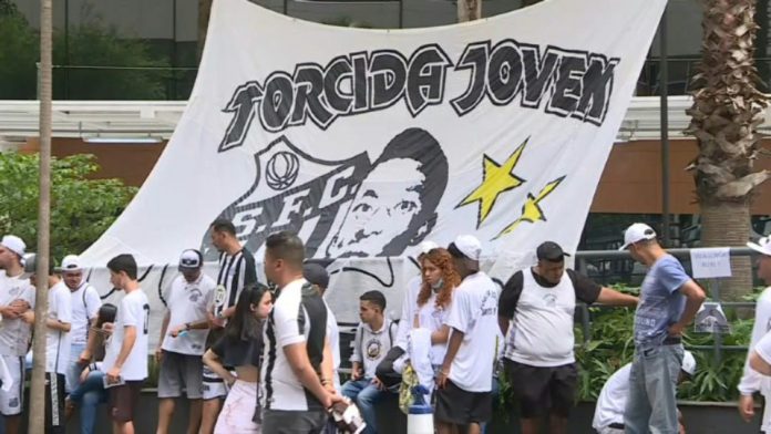 Brazil: Worried fans keep vigil outside clinic of football icon Pele