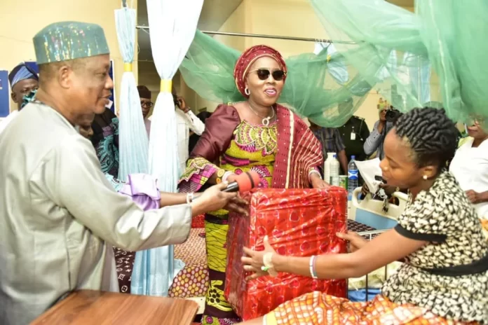 Anyanwu-Akeredolu presented cash,and gifts to seven babies