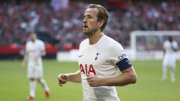Kane ready to commit to Spurs despite Manchester United's interest