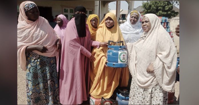 FG distributes 3,400 cooking cylinders to women in Sokoto