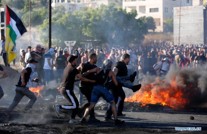 Medics says Israeli Troops Kill 10 Palestinians, Hurt 100 In West Bank Clash