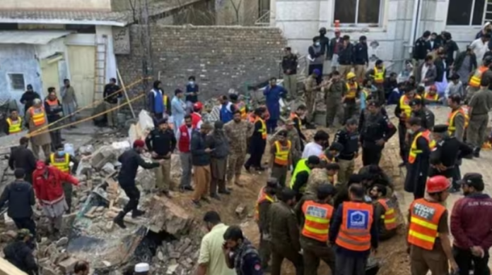 Pakistan: 9 policemen killed in suicide attack.