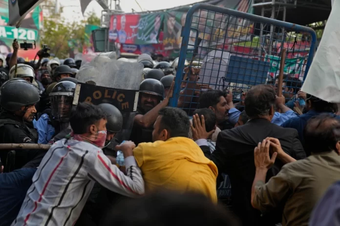 Pakistan: Clashes erupt as police try to arrest Imran Khan