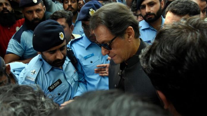 Pakistan: Police attempt to arrest ex-PM Imran Khan