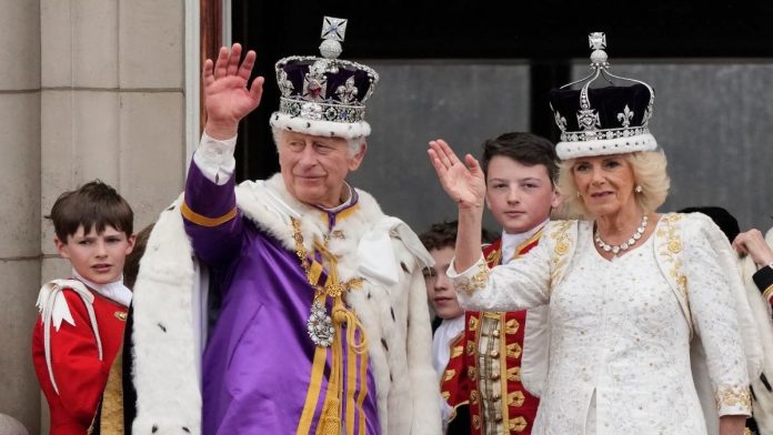 King and Queen appear on Buckingham Palace balcony to acknowledge crowds