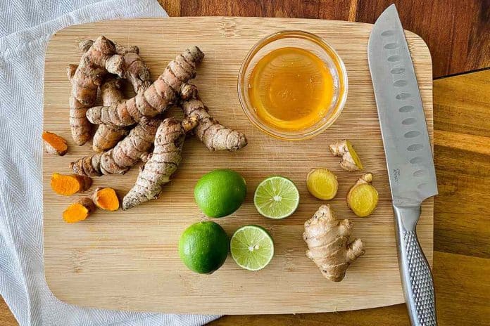 How to make ginger-turmeric juice for menstrual pain prevention 