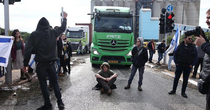 Israeli protesters clash with driver over Gaza humanitarian aid