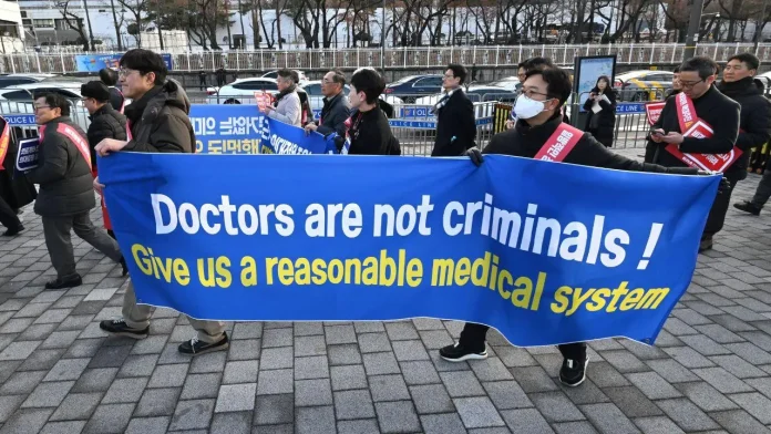 S.Korea gives final warning to protesting medics
