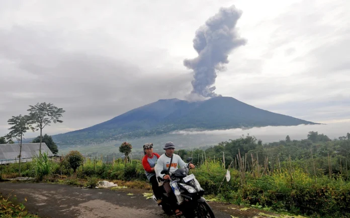Indonesia: More than 11,000 people urged to flee as volcano erupts