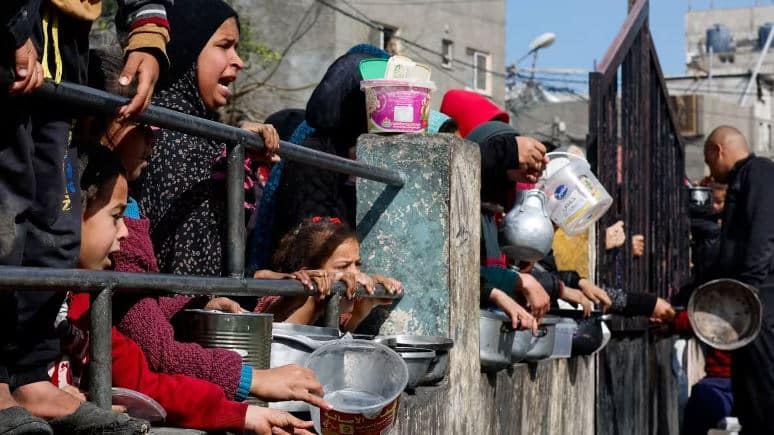Palestinians in northern Gaza searching for food