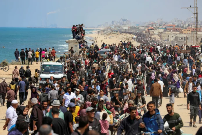 North Gaza: Thousands try to return home after ‘open checkpoint’ rumours