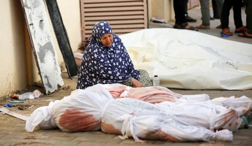 a Palestinian mother sitting beside of his childrean dead body Palistinians killed in gaza