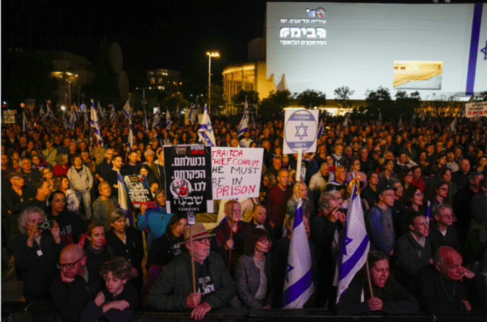 Anti-Netanyahu protest erupt in front of the Israeli war ministry